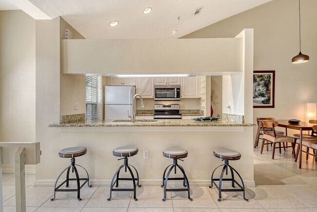 Building Photo - Spacious 3 bedroom, 2 bath condo with a lake view in Palmer Ranch