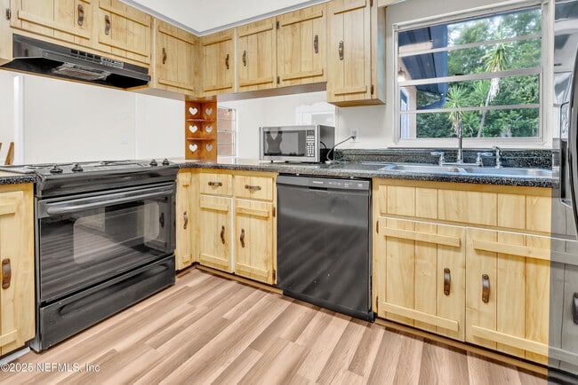 Building Photo - 8717 Pinon Dr