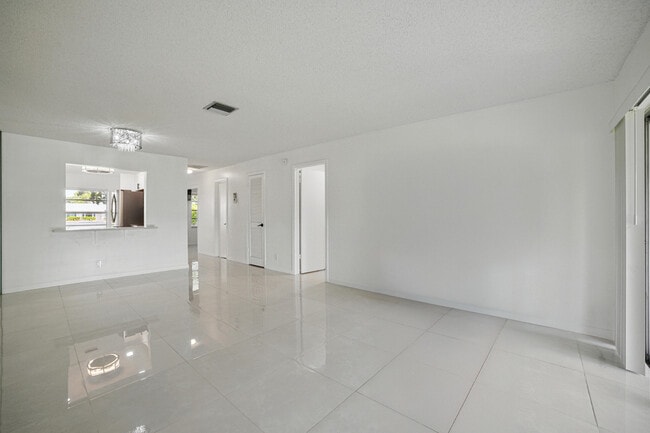 Building Photo - 5242 Privet Pl