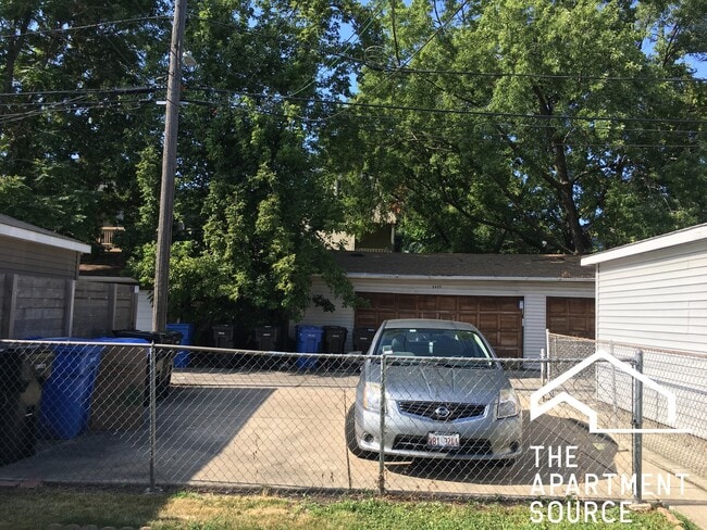 Building Photo - 3434 W Drummond Pl