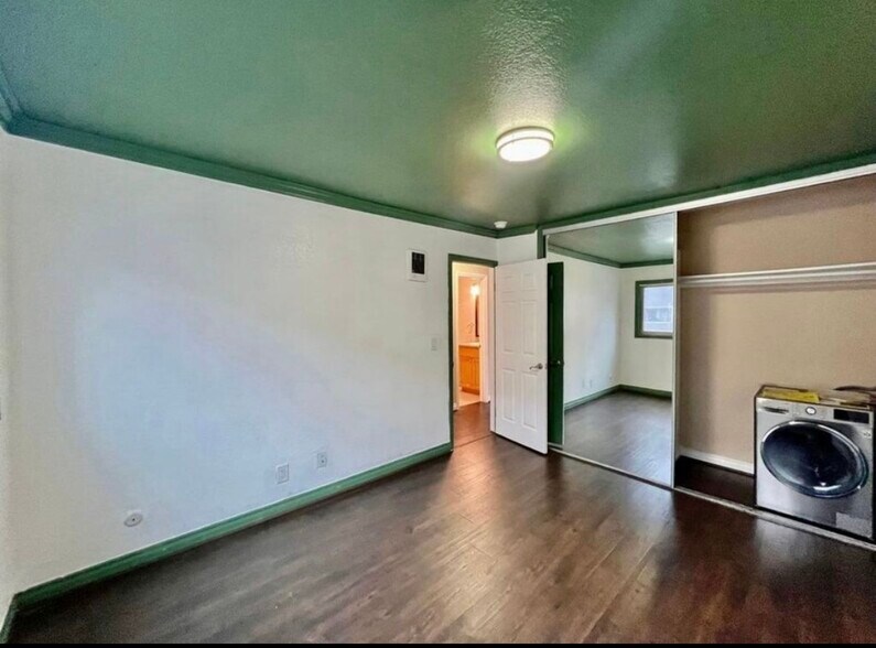 Building Photo - 615 9th St