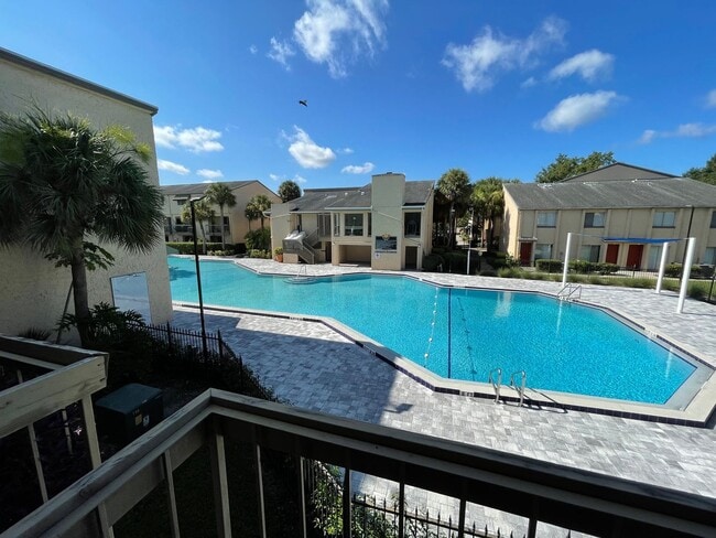 Building Photo - Large 2 Bedroom, 1 1/2 Bathroom Condo Available Immediately!