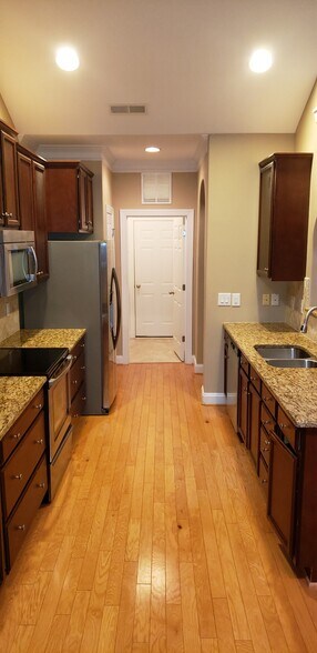 Building Photo - 315 St Nicholas Trl