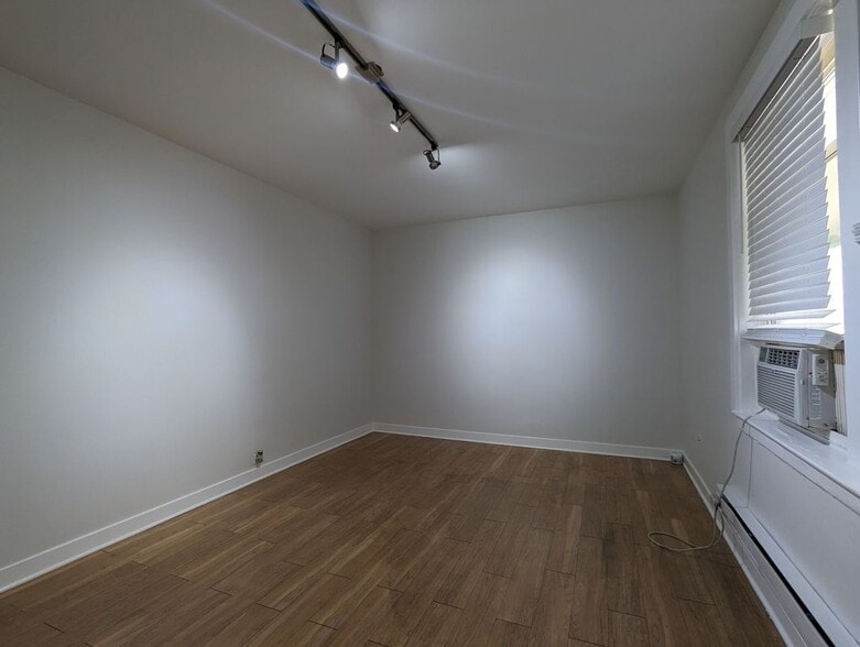Building Photo - 511 W Belmont Ave