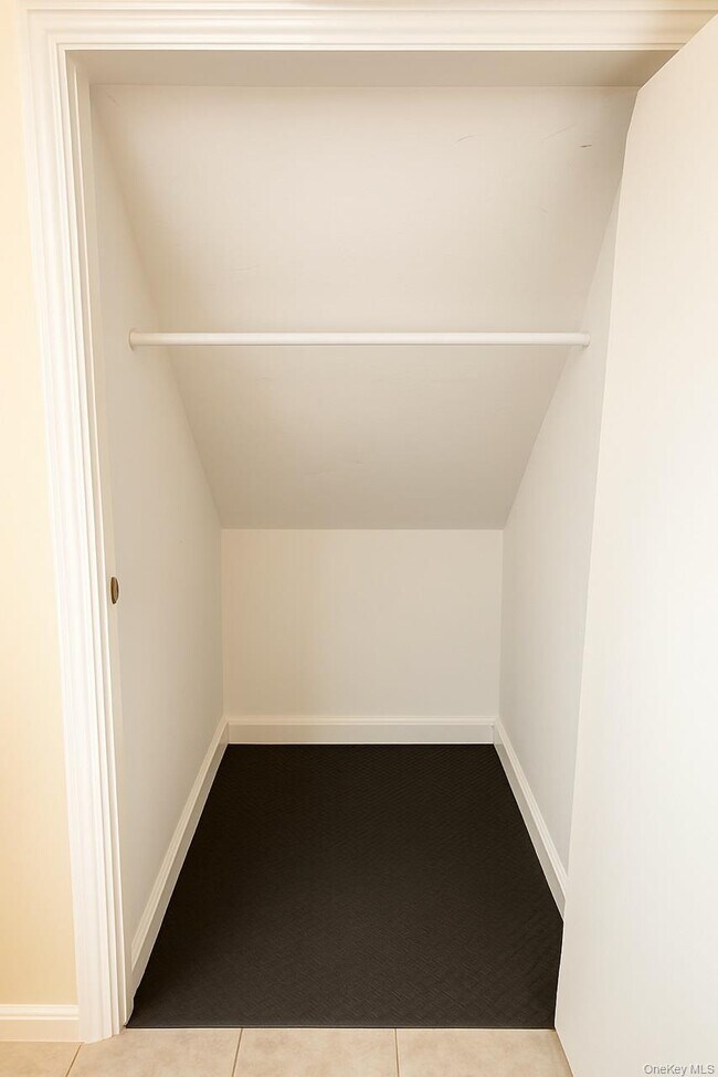Building Photo - 10 Ashlyn Dr