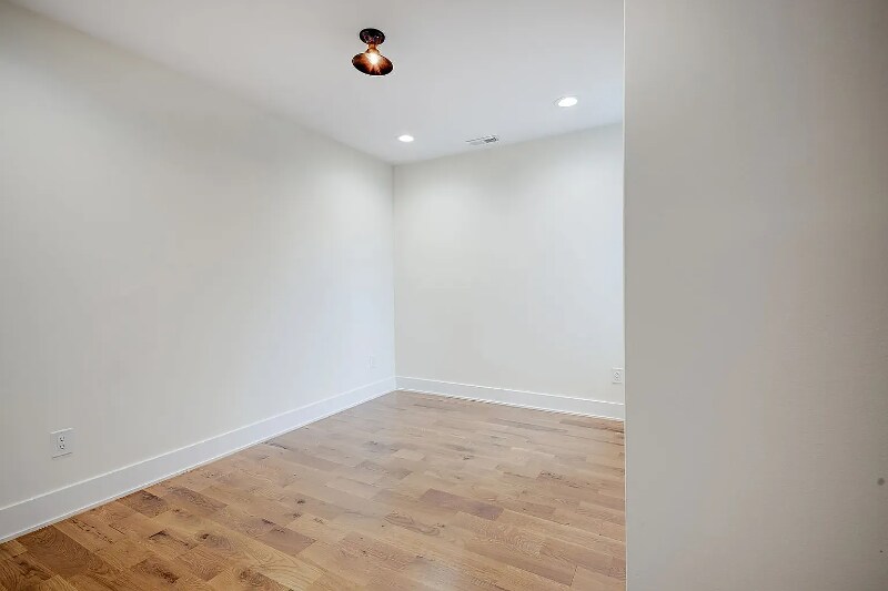 Building Photo - 2836 W Diamond St