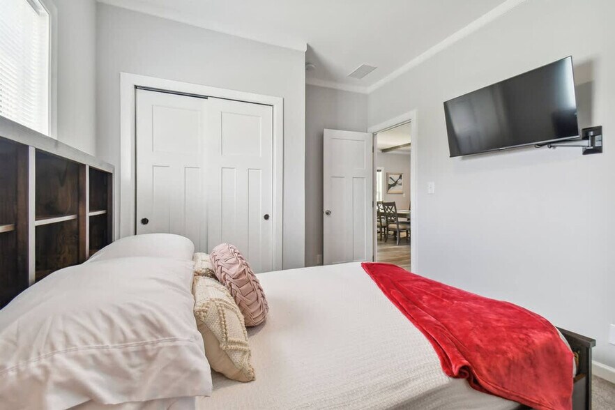 Building Photo - 10030 Sterling Ave