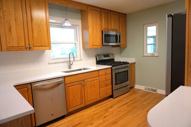 Eat-in kitchen with quartz countertops and stainless appliances - 2917 North Star Rd