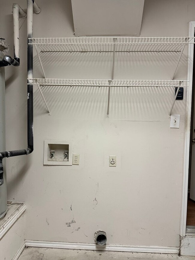 Building Photo - Pointe 360 @ 222 Condominiums - Huge 2 bedroom w attached Garage -  $1295 Rent w Credit - Pool