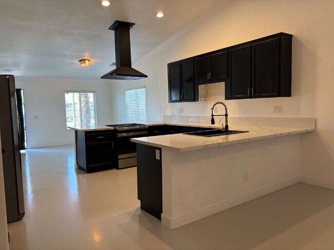 Building Photo - Coachella 4 Bedrooms Stunner