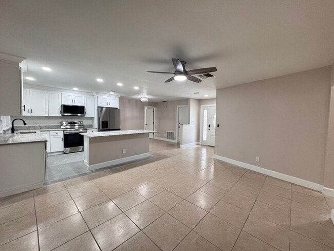 Building Photo - Fully Renovated Palm Harbor Home