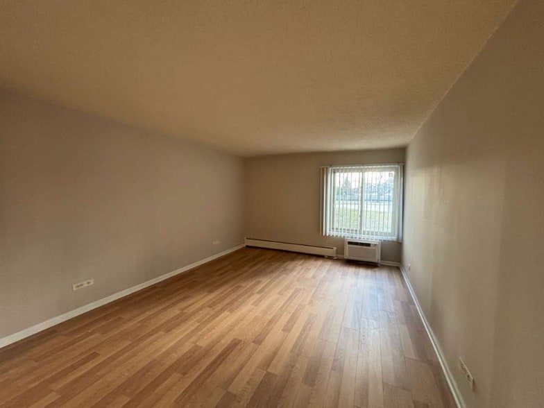 Building Photo - 16 E Old Willow Rd