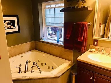 Jacuzzi tub in full BR - 20 E Abington Ave