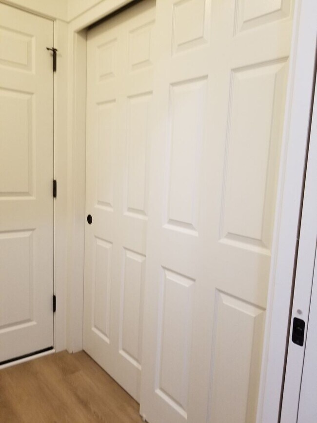 Building Photo - Newer two bedroom/two bath duplex | Availa...