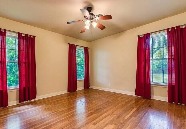 Building Photo - 4902 Valley Oak Dr