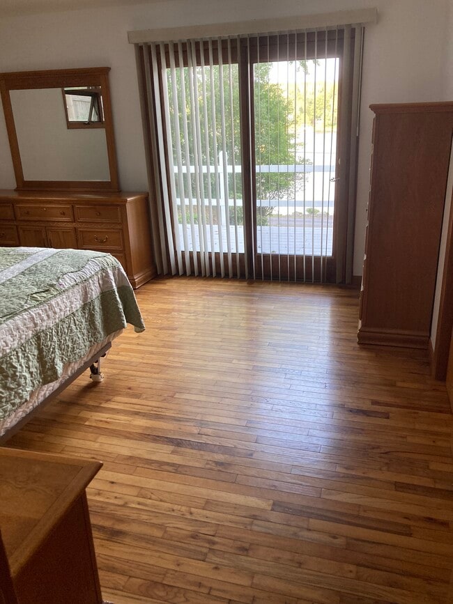 Building Photo - 126 W Shore Dr