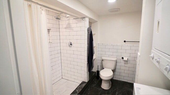 Building Photo - 125 Montvale Ave
