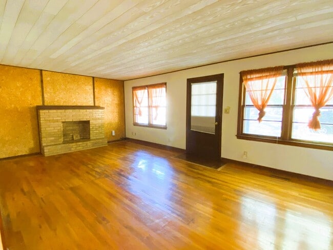 Building Photo - 207 S Mt Carmel St