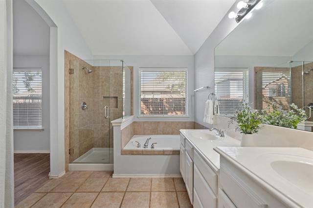 Building Photo - 3605 Villanova Dr
