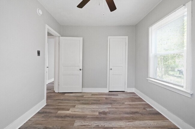 Building Photo - Move-In Special Available! Newly Renovated...