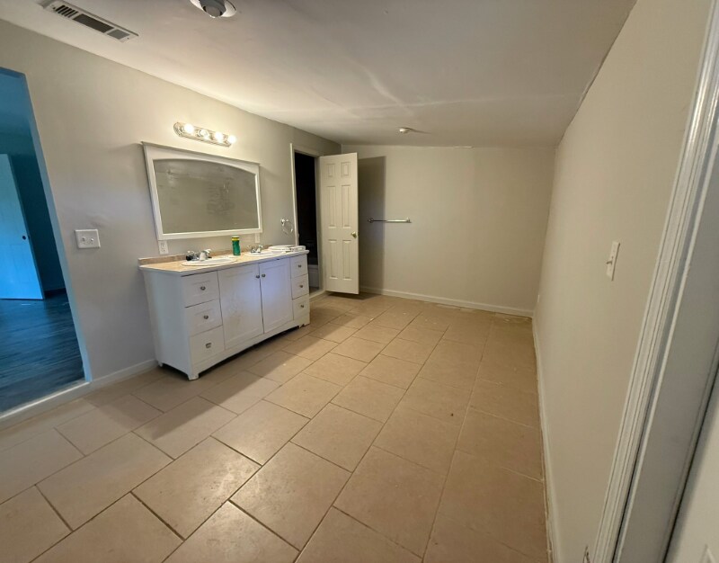 Building Photo - 1020 Longstreet Dr