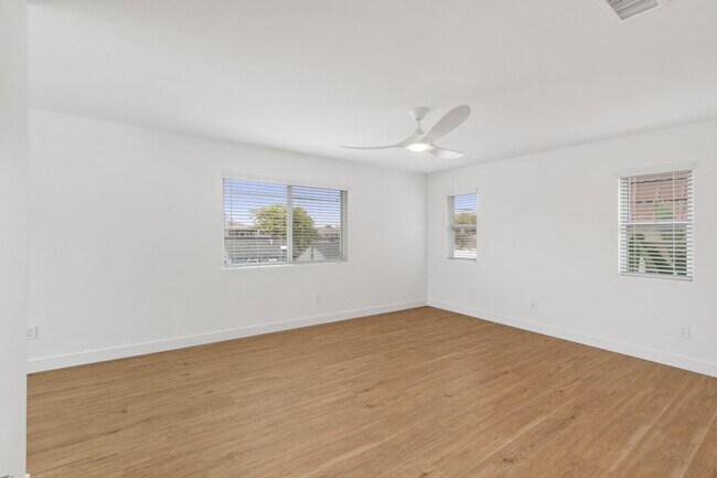 Building Photo - Luxurious Coastal Retreat with Stunning Oc...