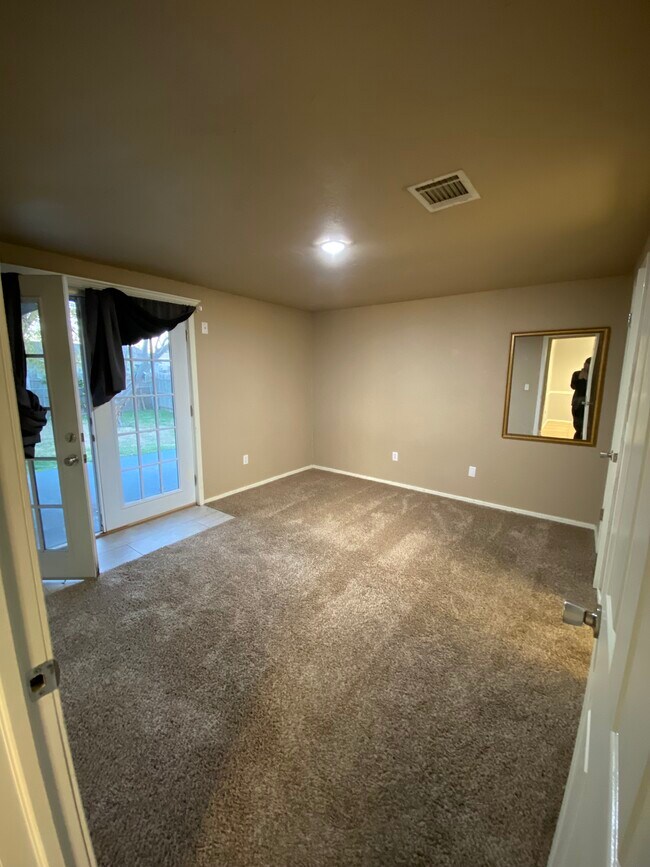Master bedroom - 8309 S Brookline Ave