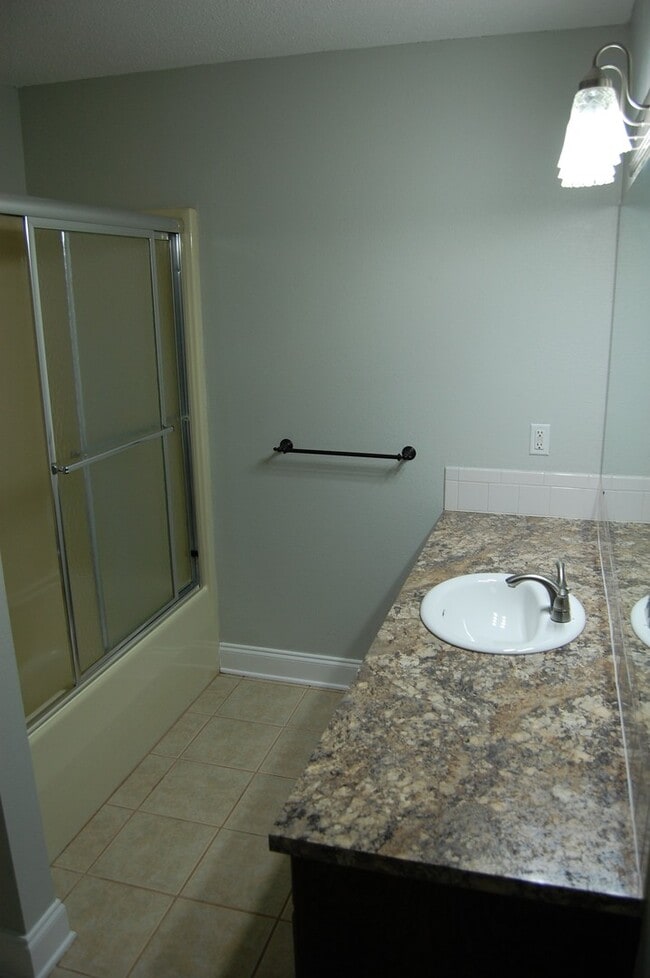 Building Photo - Super Cute Home In Excellent Location!