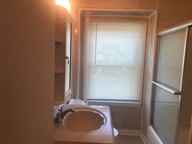 Building Photo - 3 bedroom 2 full bathroom in Baltimore County