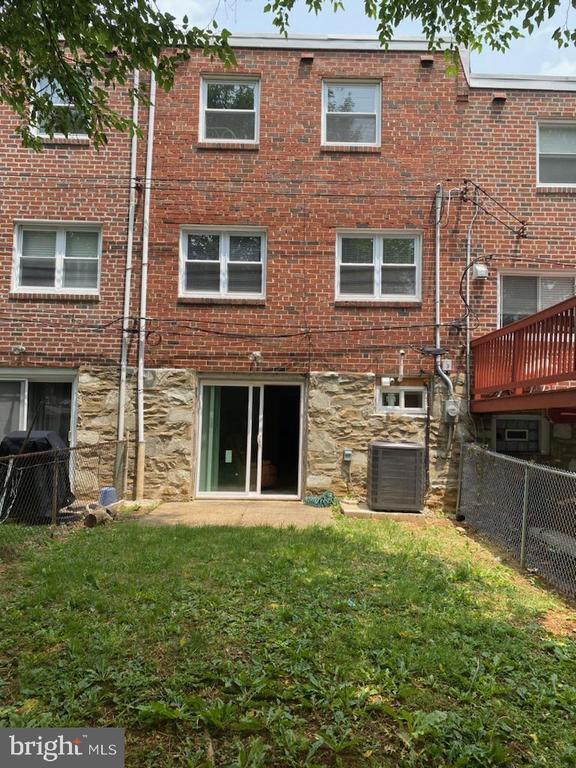 Building Photo - 3712 Clarendon Ave