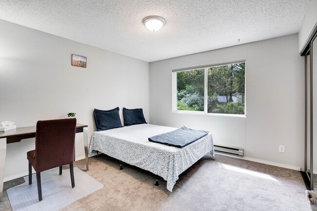 Building Photo - Beautiful 5 bed 3 bath Kirkland single fam...