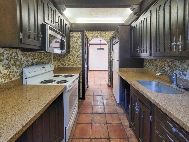 Building Photo - Ground Floor Unit at The Pleasanton! - 2BR...