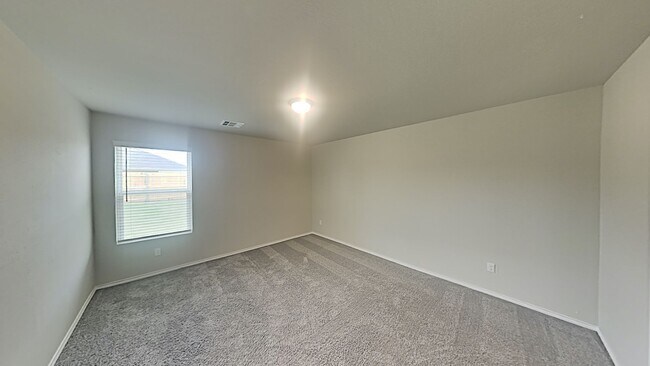 Building Photo - Very Nice 4 Bedroom 2 Bath Home in Yukon S...