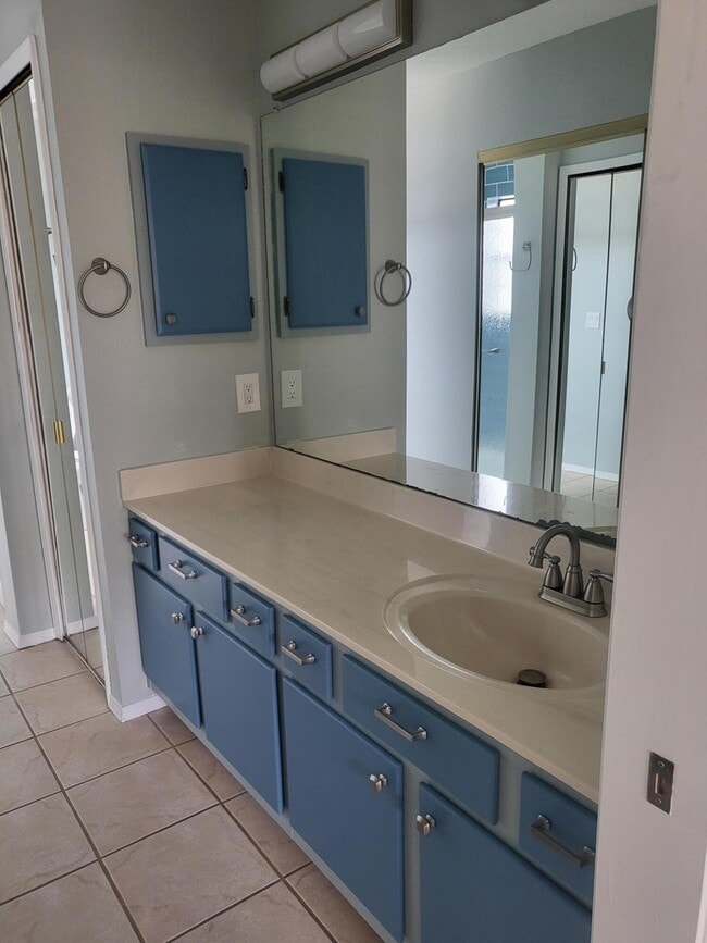 Building Photo - 837 Country Club Dr SE