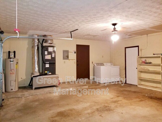 Building Photo - 2758 Oakdale Dr W