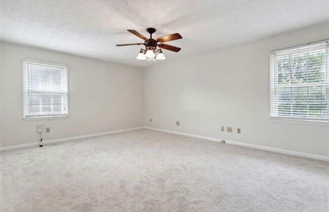 Building Photo - 3081 Brooks Dr
