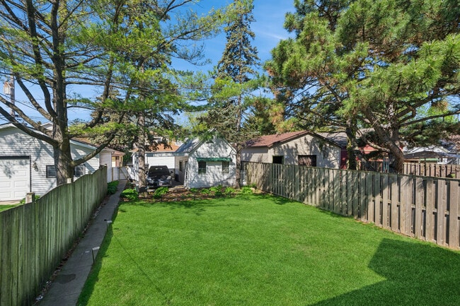 Building Photo - 5266 N La Crosse Ave