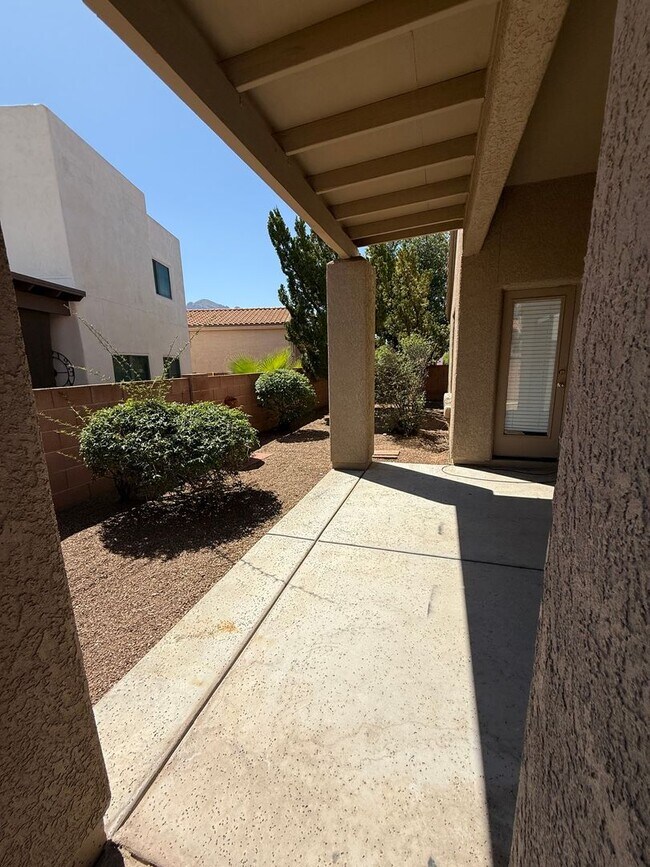 Building Photo - Oro Valley SFH in Gated Community