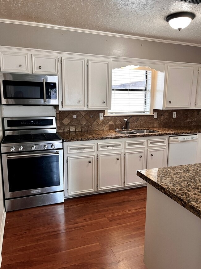 Building Photo - 2600 Arbor Dr