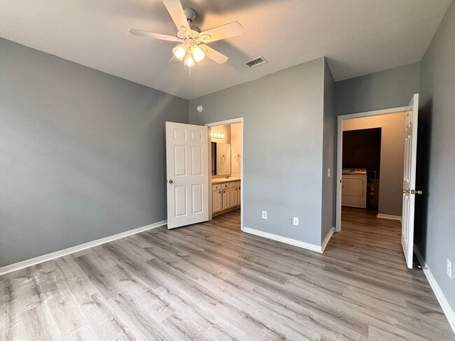 Building Photo - 13703 Richmond Park Dr N