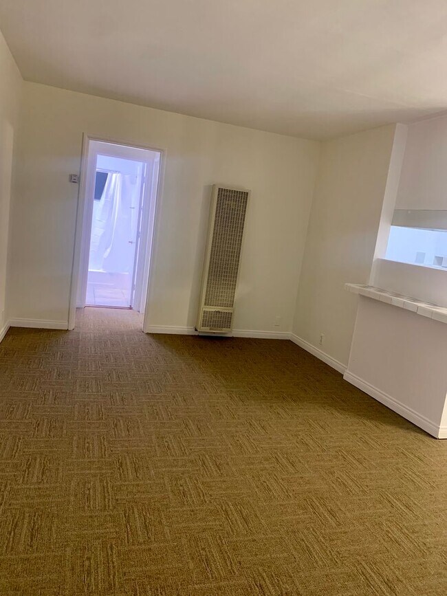 Building Photo - Cheerful and Spacious 1bd/1bth Upstairs Unit