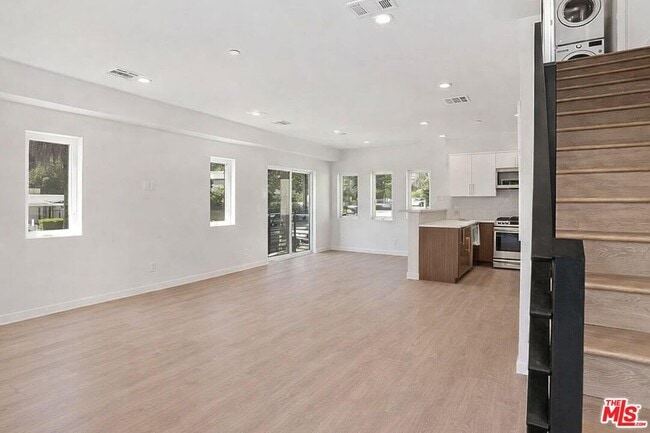 Building Photo - 2115 Beachwood Terrace