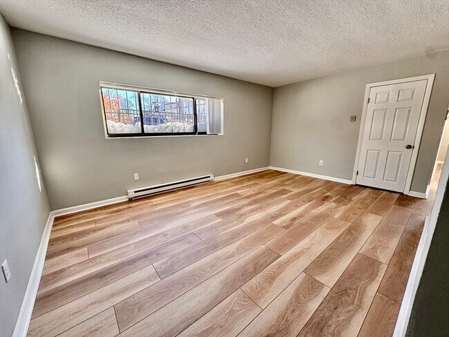 Building Photo - 837 River St