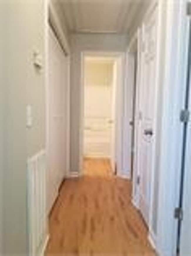 Building Photo - 2 bd 1 ba duplex in a Great Location
