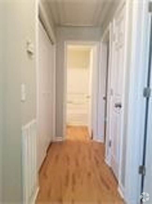 Building Photo - 2 bd 1 ba duplex in a Great Location
