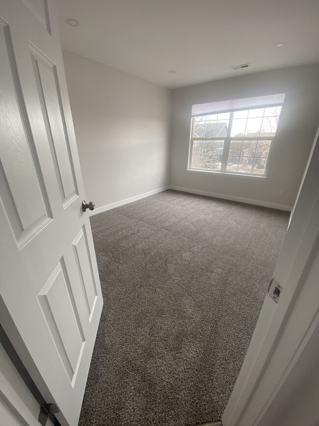 Building Photo - 1341 N Stratton Ave