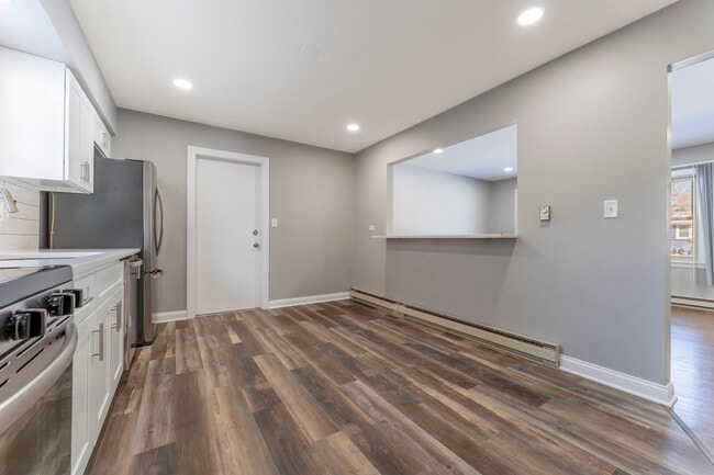 Building Photo - 390 Oak Ave