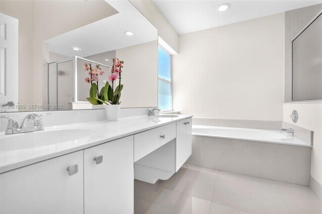 Building Photo - 17194 Ventana Dr