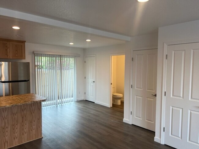 Building Photo - 1106-1108 W 11TH