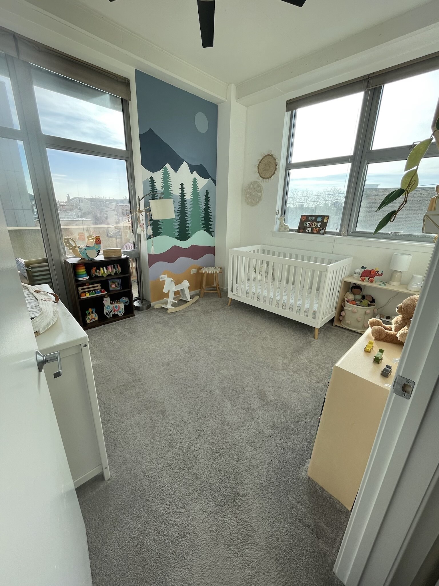 Second bedroom (2/3) - 1000 W Leland Ave